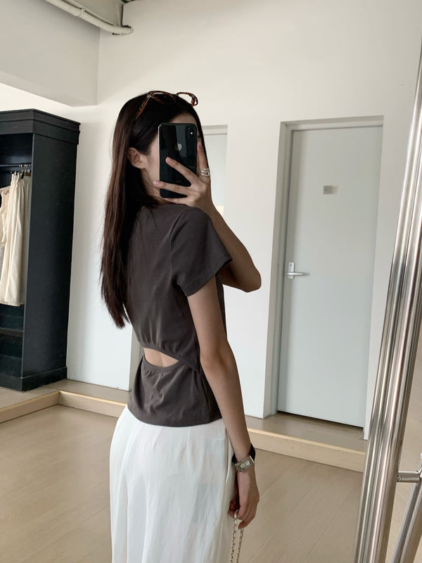 斜影 / Crew Neck T-Shirt with Cut-Out Back